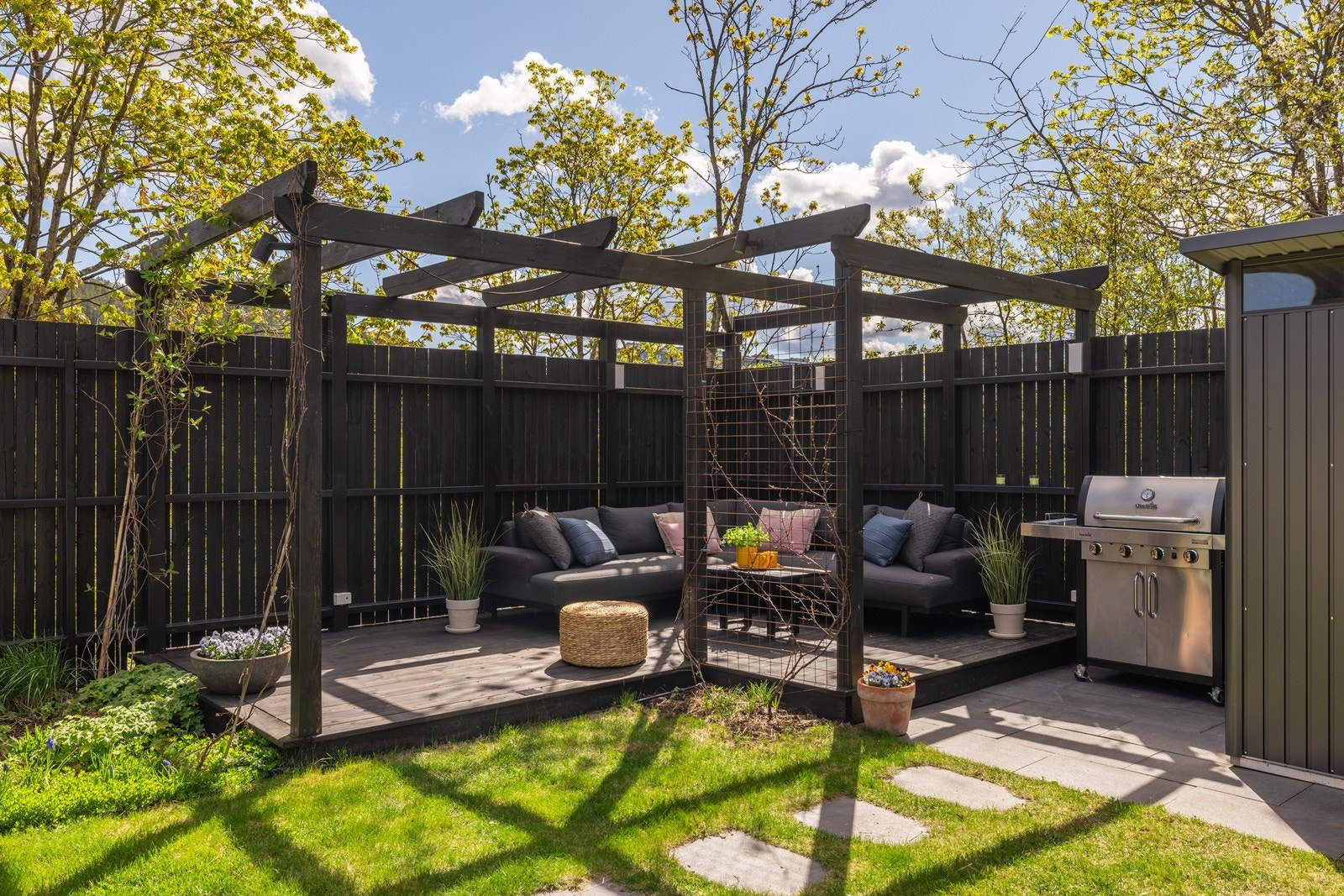 Pergola og sittegruppe gir en hyggelig uteplass med skjermet preg Galleribilde