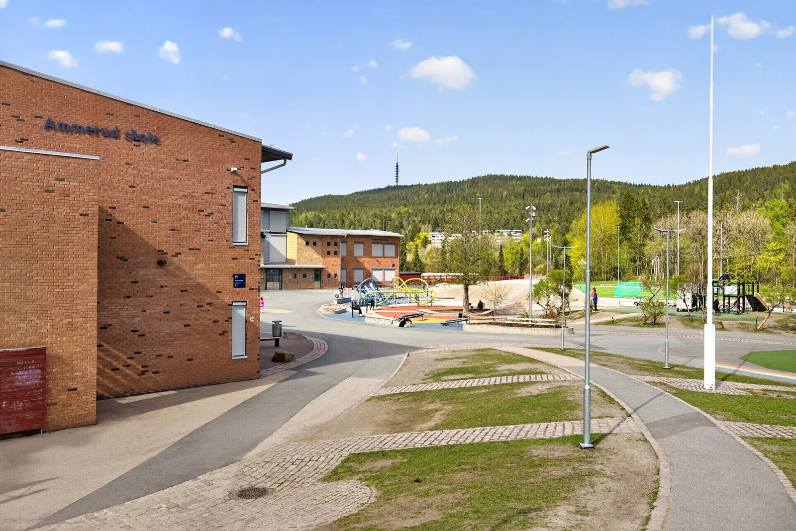 Ammerud skole ligger trygt og sentralt til i området. Galleribilde