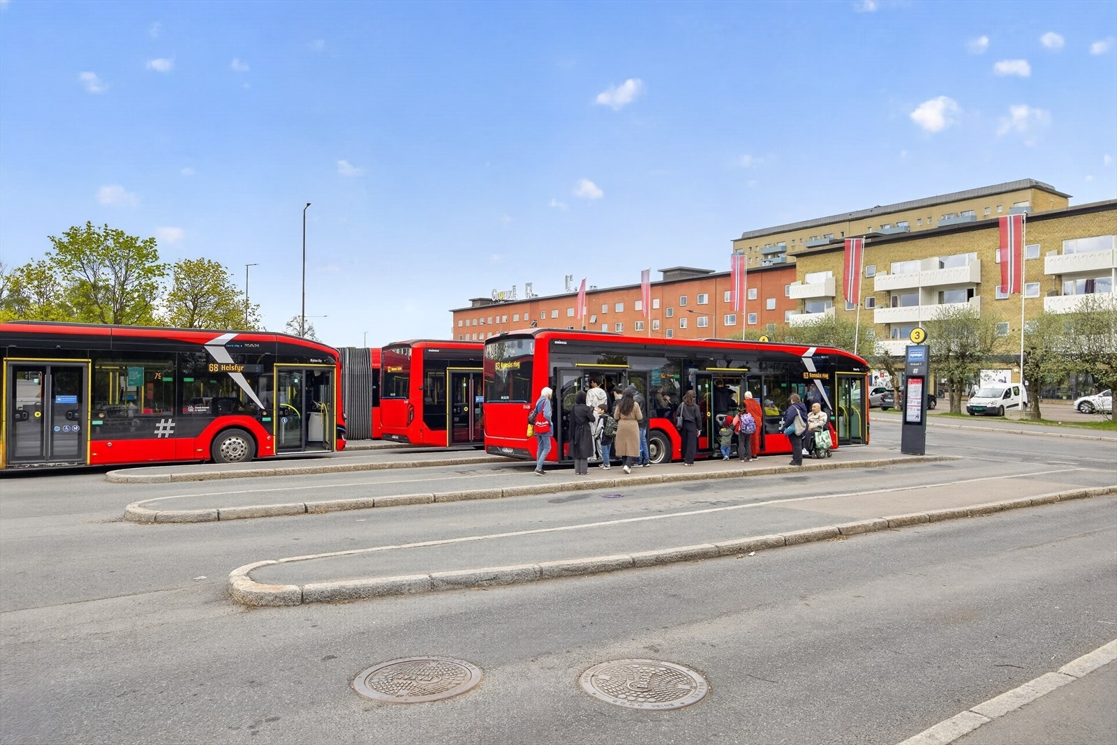 God kollektivdekning fra Grorud busstasjon med flere bussforbindelser. Galleribilde