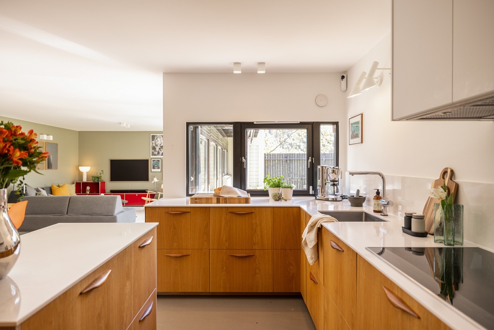 Kjøkkenet har god skapplass, kompositt/Silestone benkeplate og ventilator med avtrekk Galleribilde