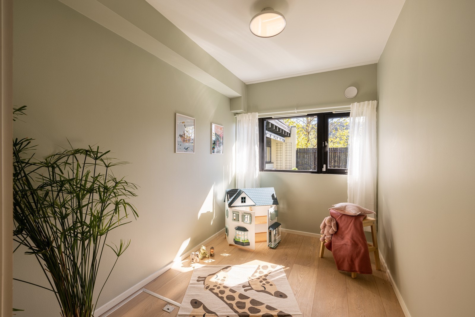 Soverom med lyse overflater, god plass til seng og vindusflater som slipper inn naturlig lys Galleribilde