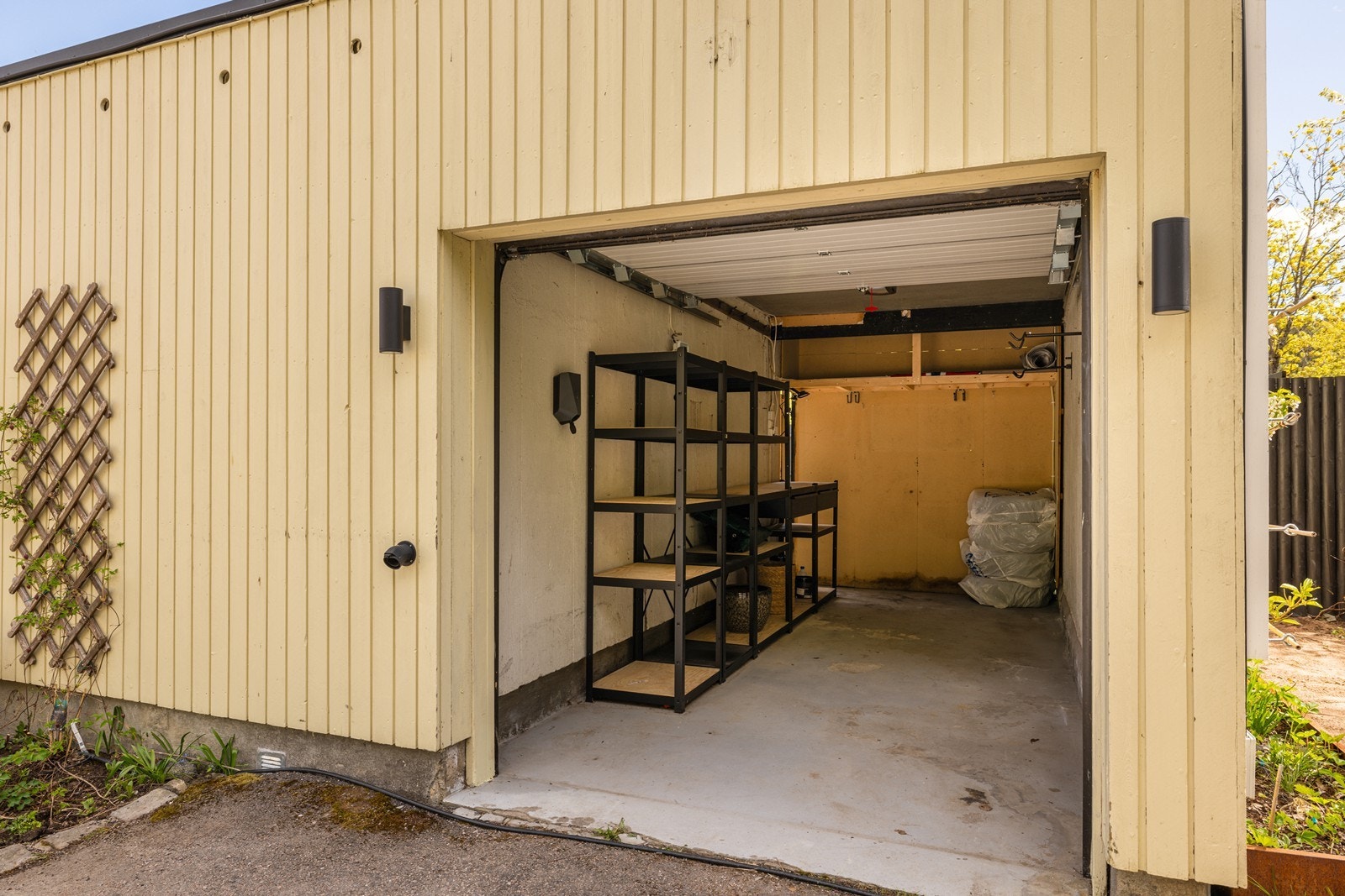 Garasje i tilknytning til boligen, med strøm og installert elbillader Galleribilde