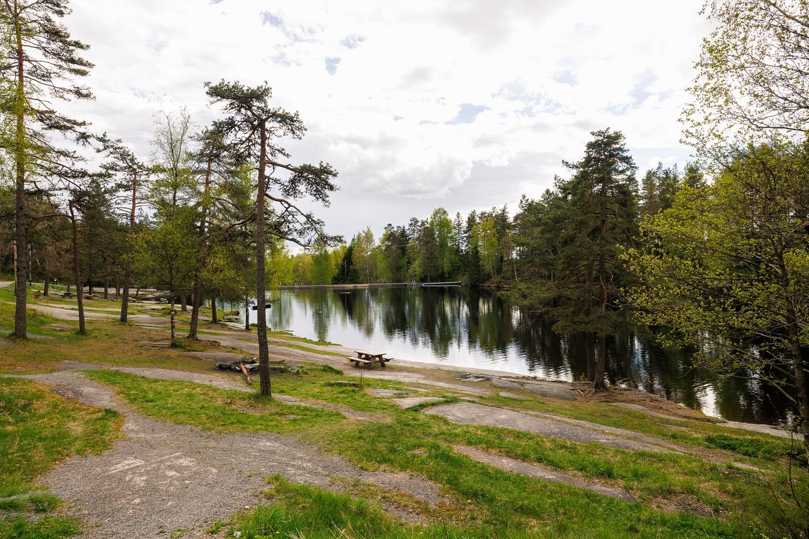 Badedammen byr på flotte turmuligheter og badeplass om sommeren. Galleribilde