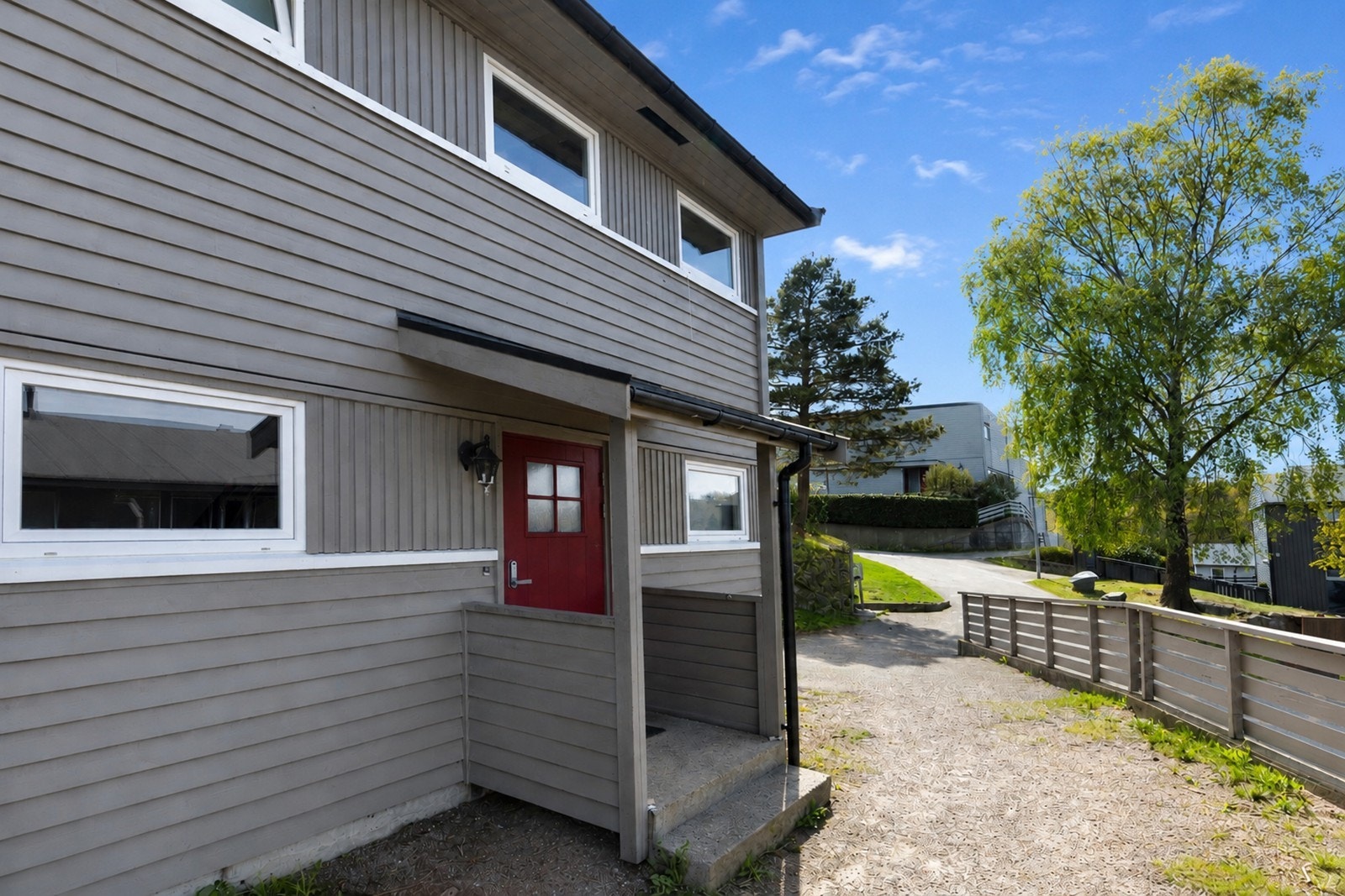 Adkomsten til Briggveien 49 er planlagt asfaltert i nærmeste fremtid Galleribilde