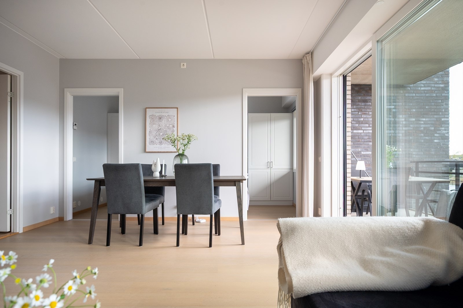 Mot stuen, bak to skyvedører, ligger soverommet. De to skyvedørene, som ligger på hver sin side, kan åpnes, og gjør soverommet til en utvidelse av stuen. En elegant løsning. Soverommet er for øvrig lyst og svalt, med et fint vindu ut mot balkongen. Galleribilde