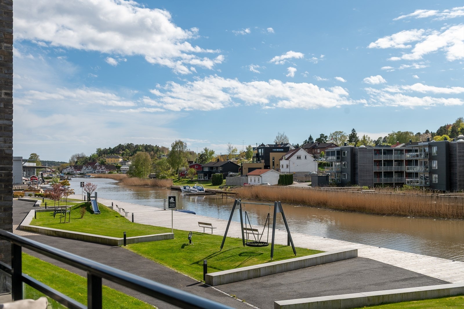 Beliggenheten rett ved Seutelven er ganske enkelt fantastisk. Ikke bare har man egen bryggepromenade langs vestsiden. Langs den brede bryggen løper en vakker granittmur som avgrenser den mot felleshagen. Galleribilde