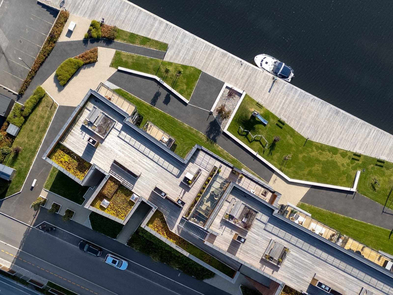 Ta heisen opp til sameiets flotte takterrasse - med utsikt i alle himmelretninger. Galleribilde