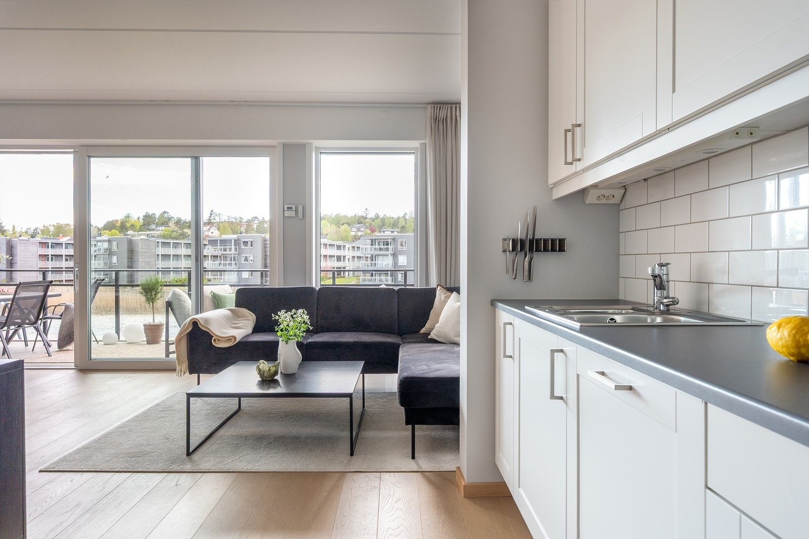 Gulvets brede eikeparkett tilfører rommene noe naturlig og mykt inn, og det løper vannbåren varme i dem. Leiligheten har selvsagt balansert ventilasjon og et utmerket inneklima. Galleribilde