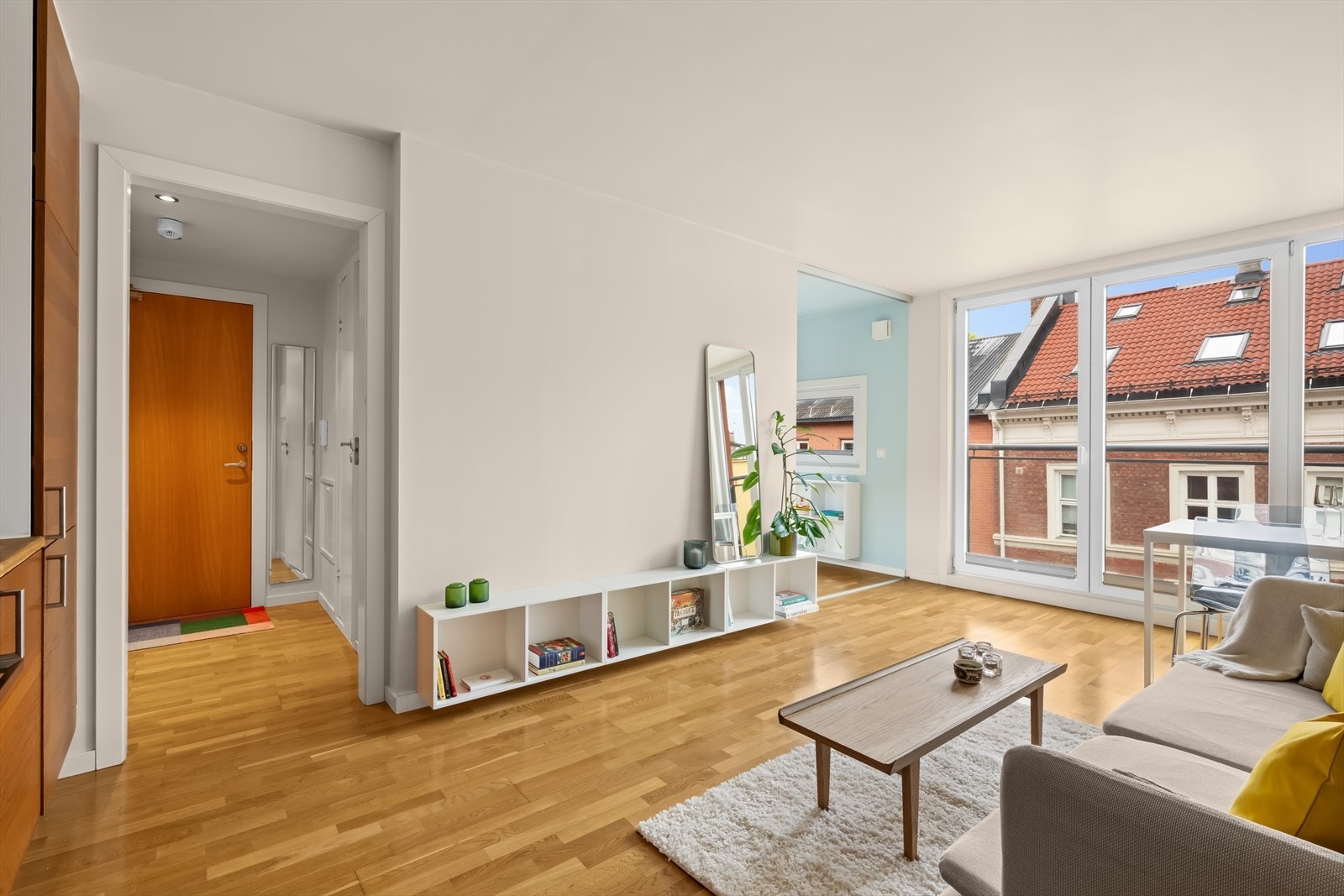 Stuen har sjenerøse vindusflater som gir rikelig med naturlig belysning og skaper en luftig følelse i boligen. Galleribilde