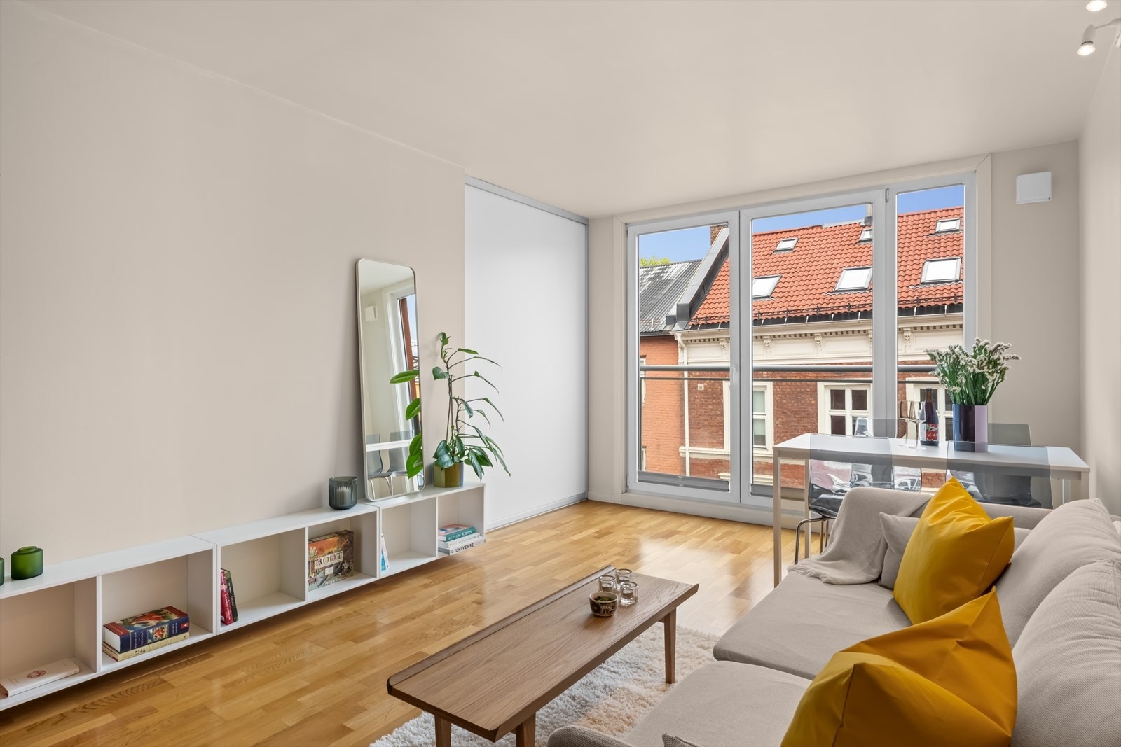 Stuen er nymalt i en lys og nøytral fargetone- her er det lett å sette sitt preg på leiligheten. Galleribilde