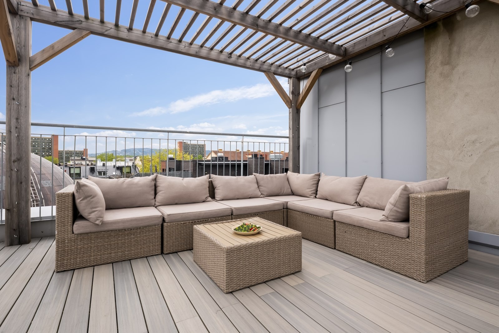 Ta med venner og familie og nyt solen og utsikten på den nydelige takterrassen. Galleribilde