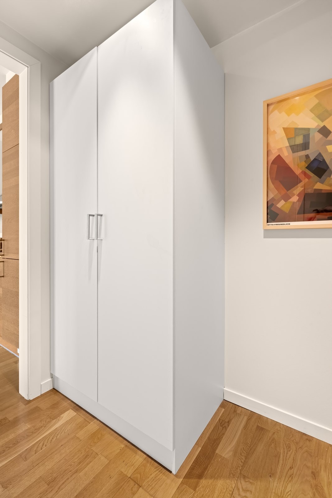 Lys og innbydende entré med plass til å henge fra seg yttertøy i stort garderobeskap. Galleribilde
