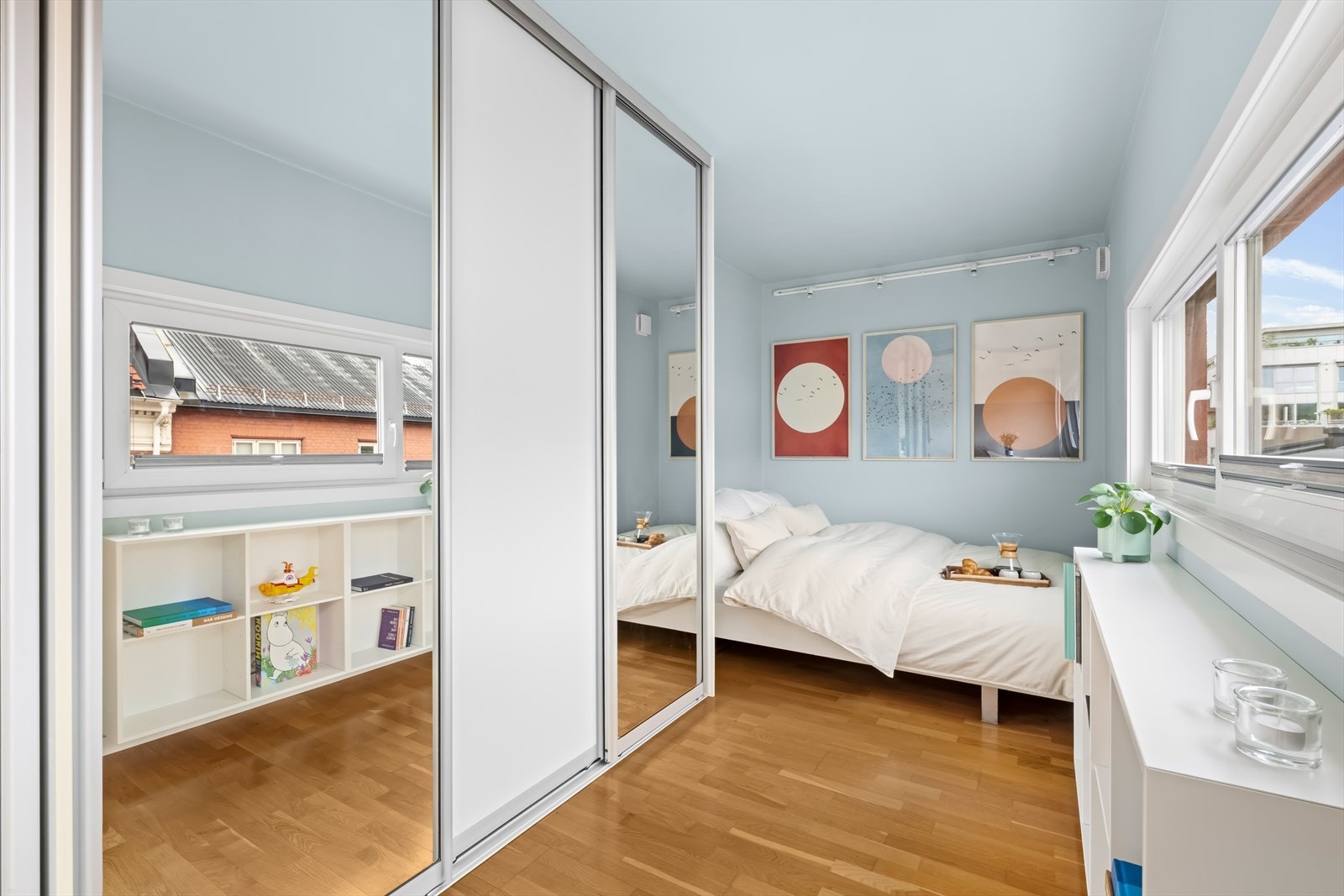 Soverommet er av god størrelse med plass til dobbeltseng, nattbord, garderobeskap og hjemmekontor. Galleribilde