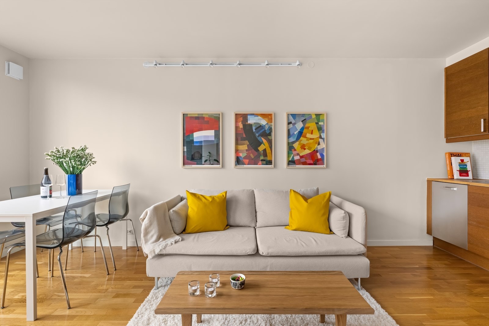 Stuen har en smart utforming som gjør det enkelt å møblere på ulike måter, med plass til både sofa med tilhørende møblement og hyggelig spisegruppe. Galleribilde