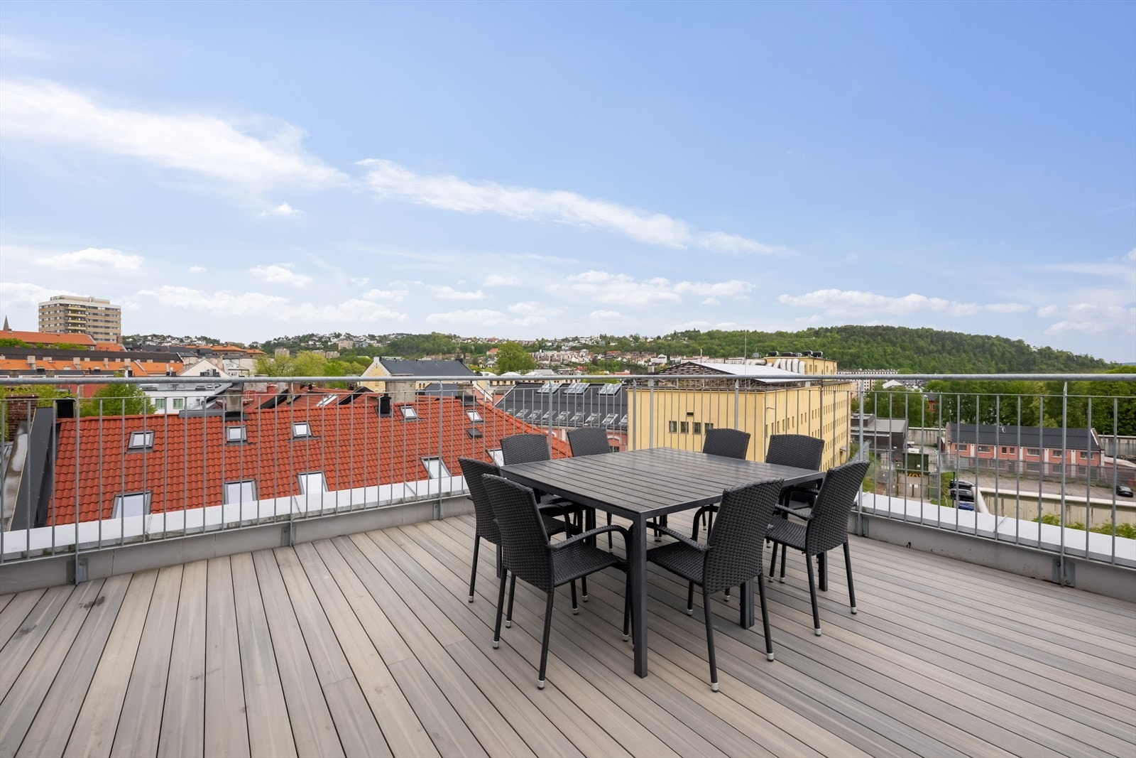 Sameiet har en helt fantastisk felles takterrasse med nydelig utsikt og gode solforhold. Galleribilde