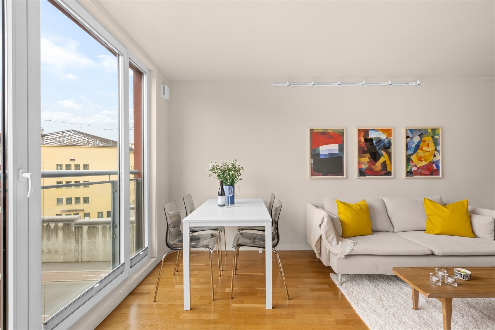 Her er det plass til å invitere venner og familie til hyggelig sammenkomster. Galleribilde