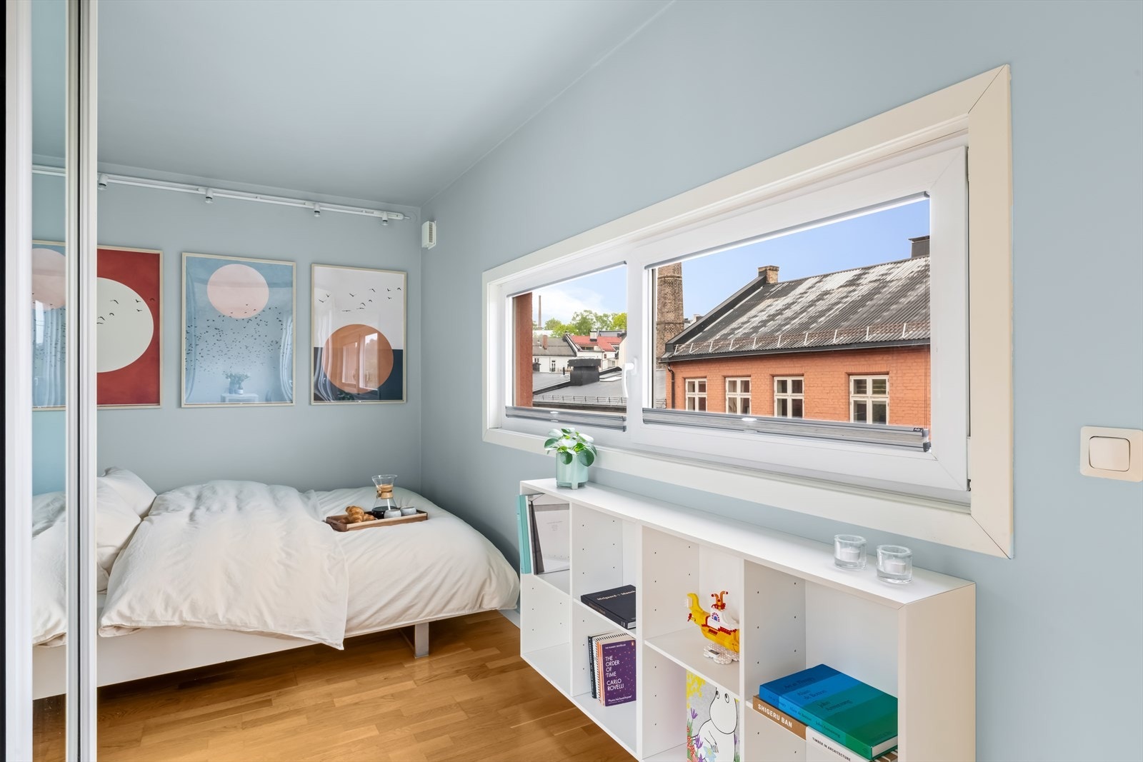 Soverommet er nymalt i en lun fargetone som inviterer til en god natts søvn. Galleribilde