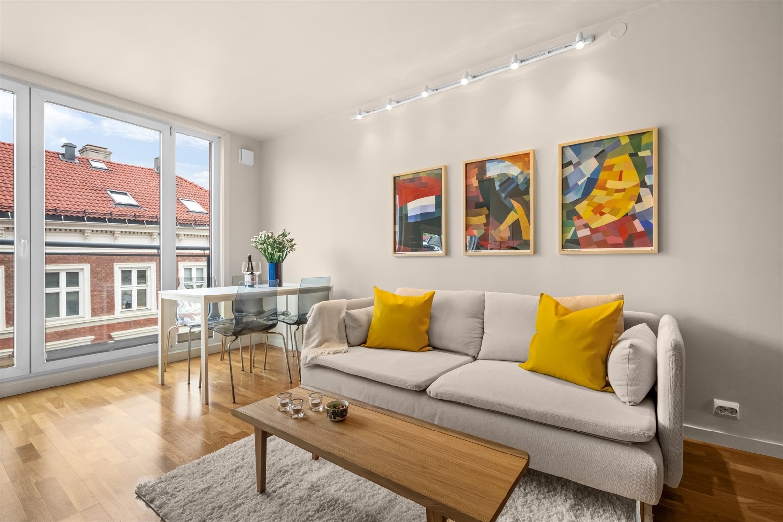 Stuen er lys, romslig og meget tiltalende, og fremstår som et sosialt og luftig oppholdsrom. Galleribilde