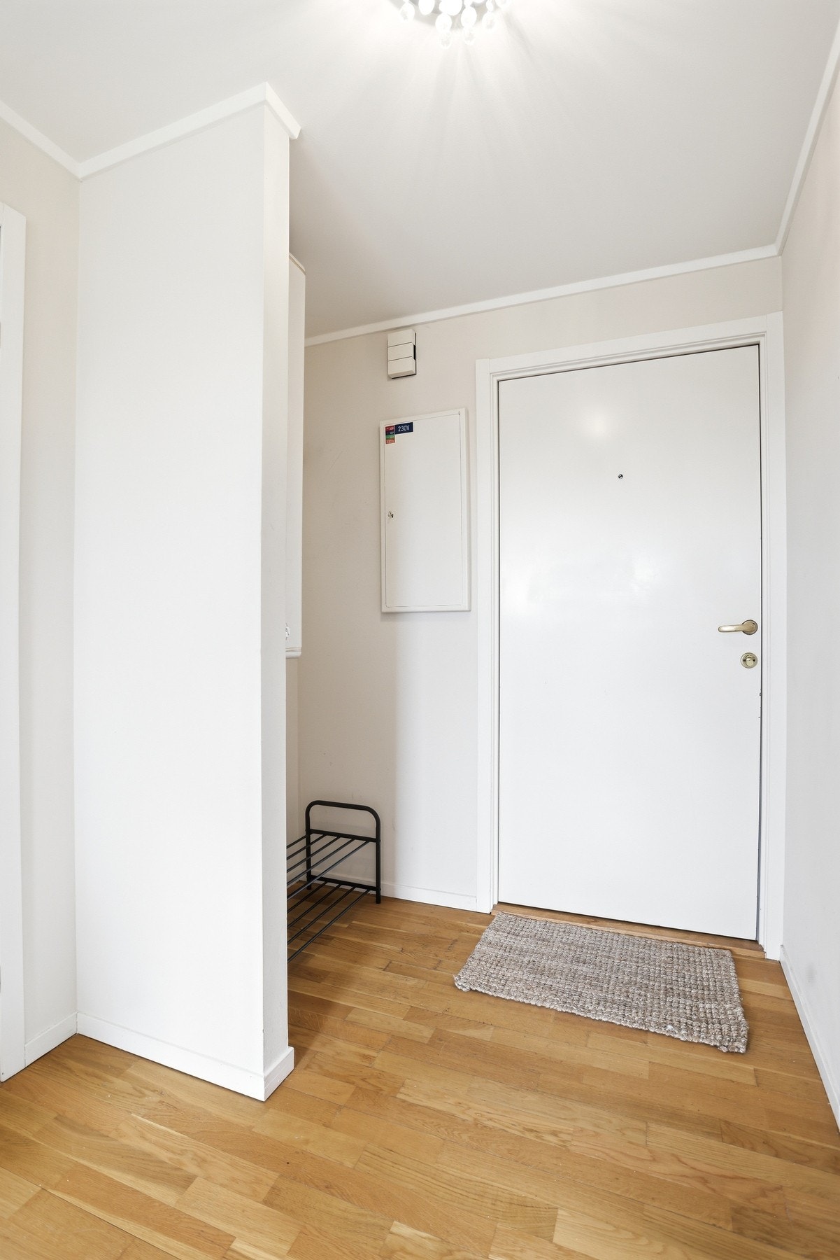 Pent og lyst inggangsparti med plass til oppheng av jakker, og lagring av sko. Galleribilde