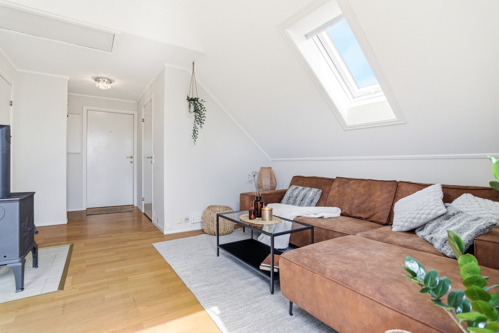 Sentralt i rommet er det montert en vedovn for ekstra varme og hygge. Galleribilde