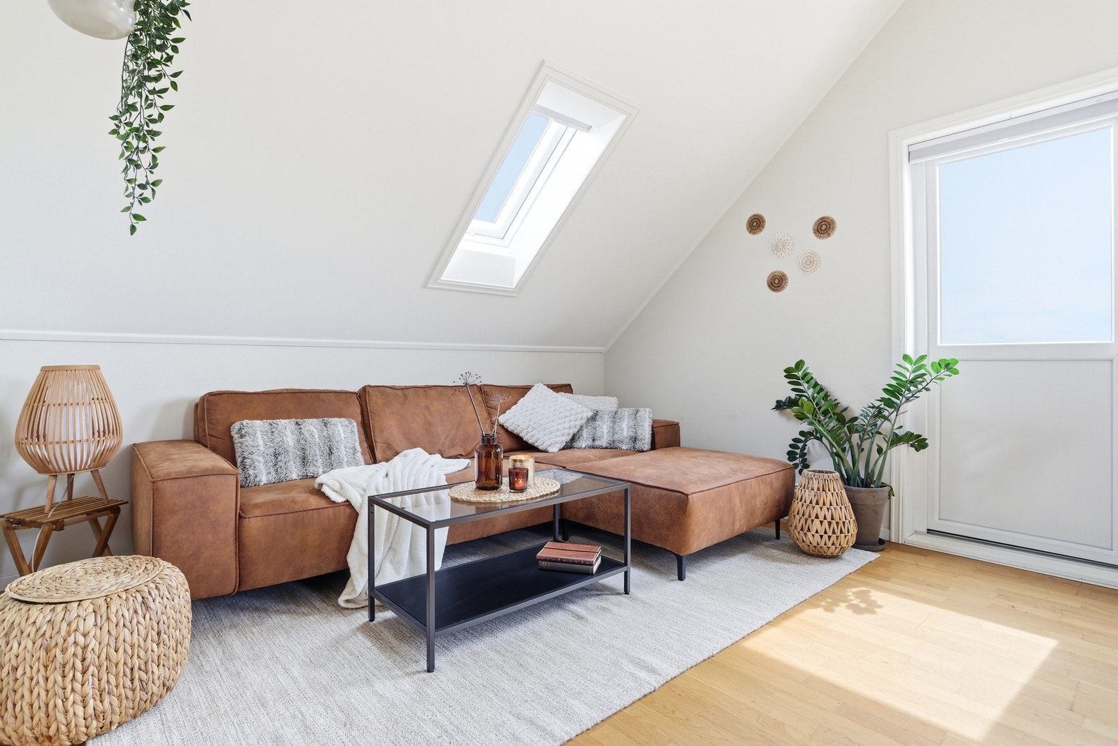 Innvendig gir leiligheten et fint inntrykk. Alle overflater er pusset opp i nyere tid. Galleribilde