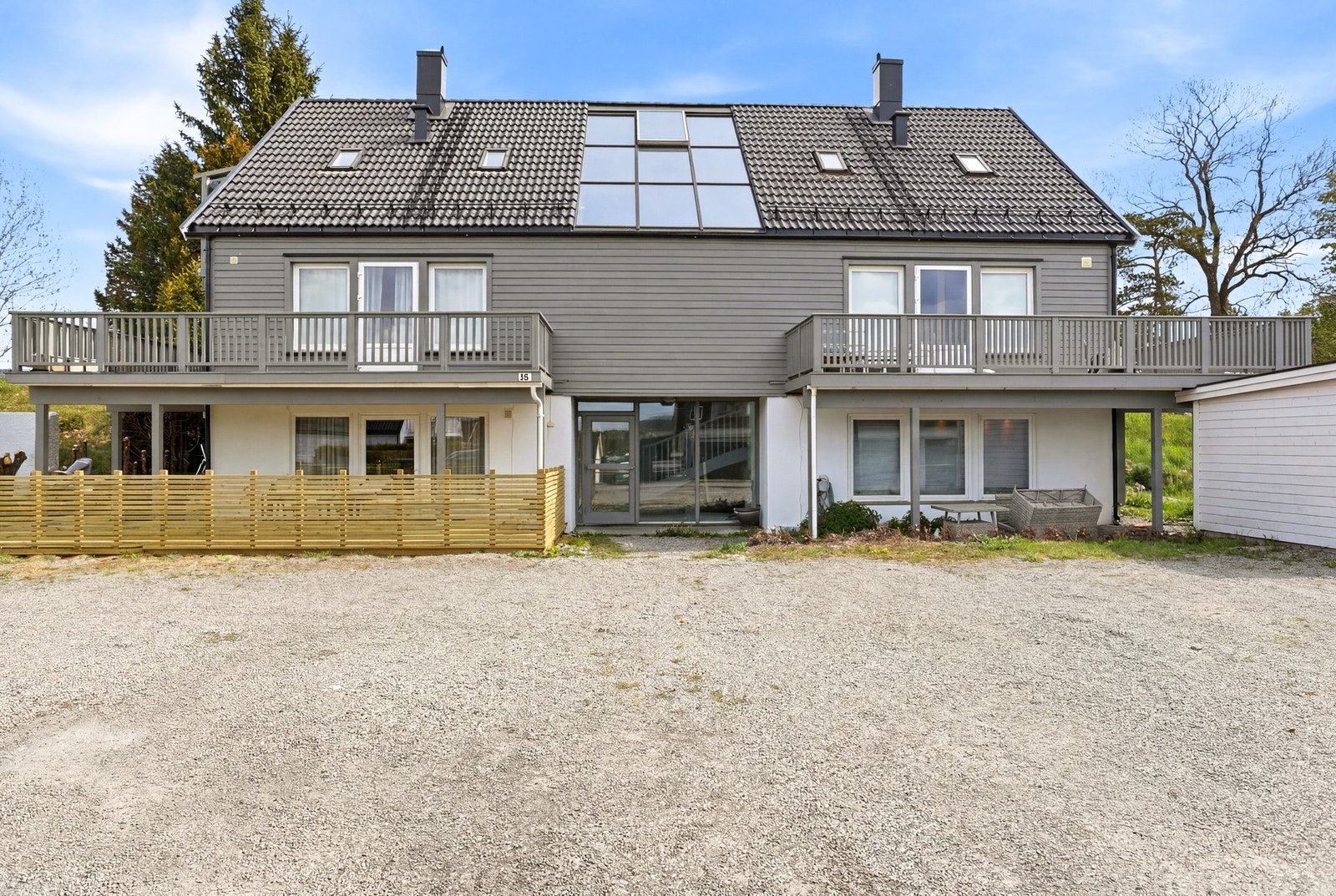 Parkering på felles biloppstillingsplass. Øvrig parkering etter områdets gjeldende bestemmelser. Galleribilde