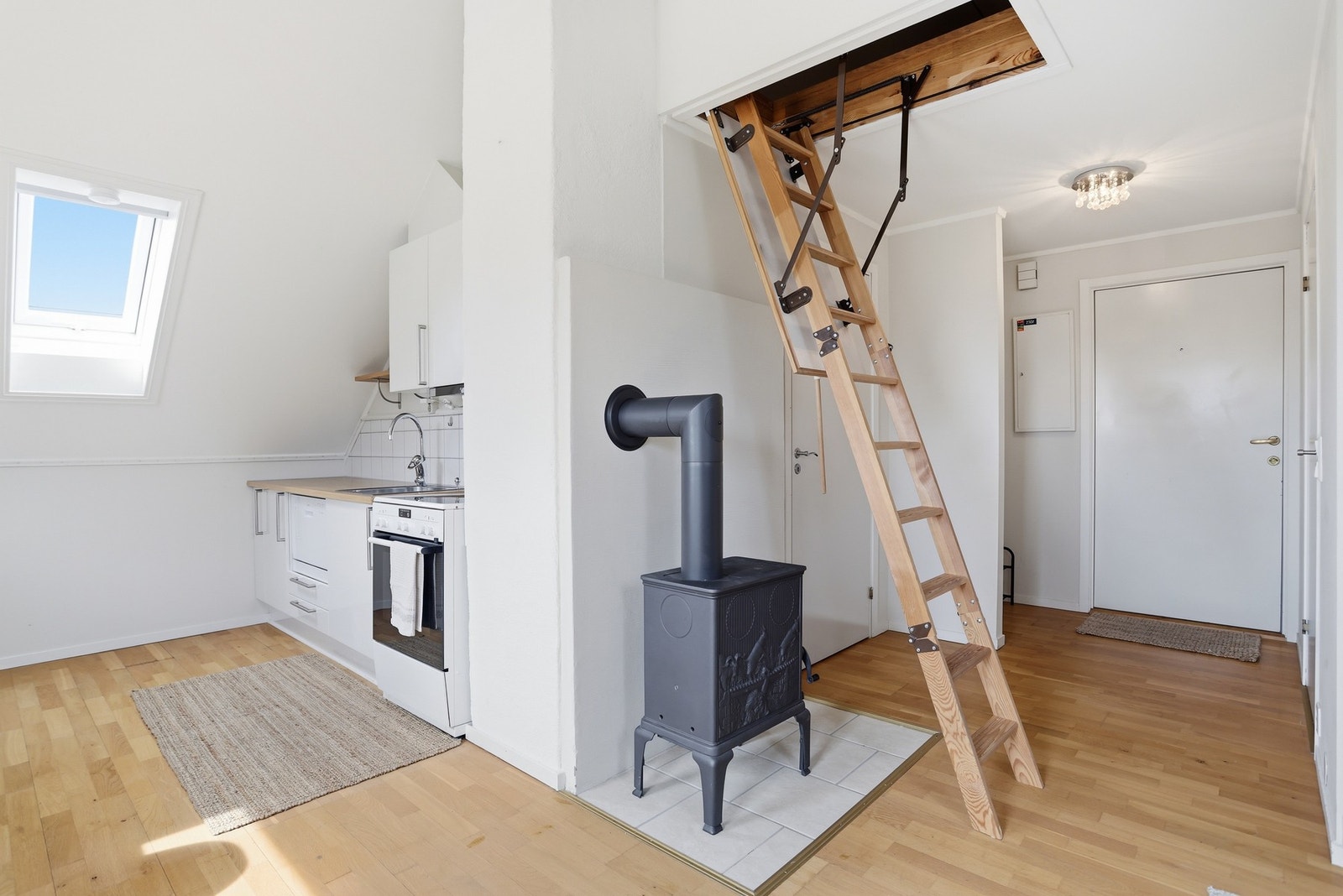Leiligheten har en hems hvor det i dag er madrass og plass til lagring. Galleribilde
