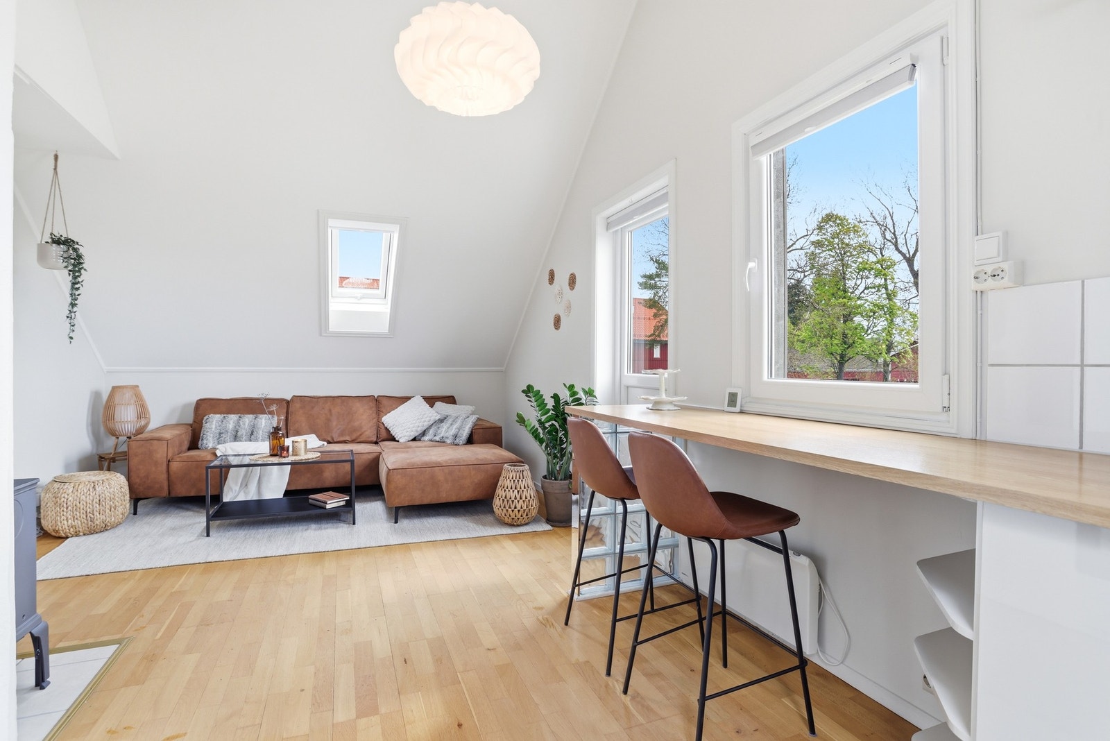 Fra stuen er det direkte adkomst til solrik og luftig veranda. Galleribilde