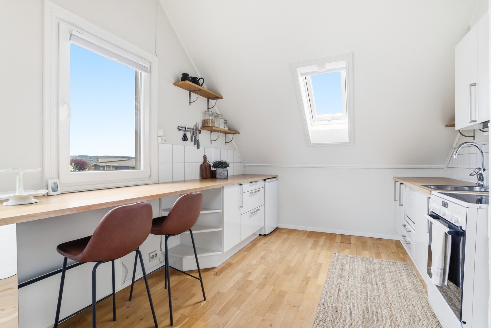 Lekker og oppgradert kjøkken med praktisk spiseplass ved vinduet. Galleribilde