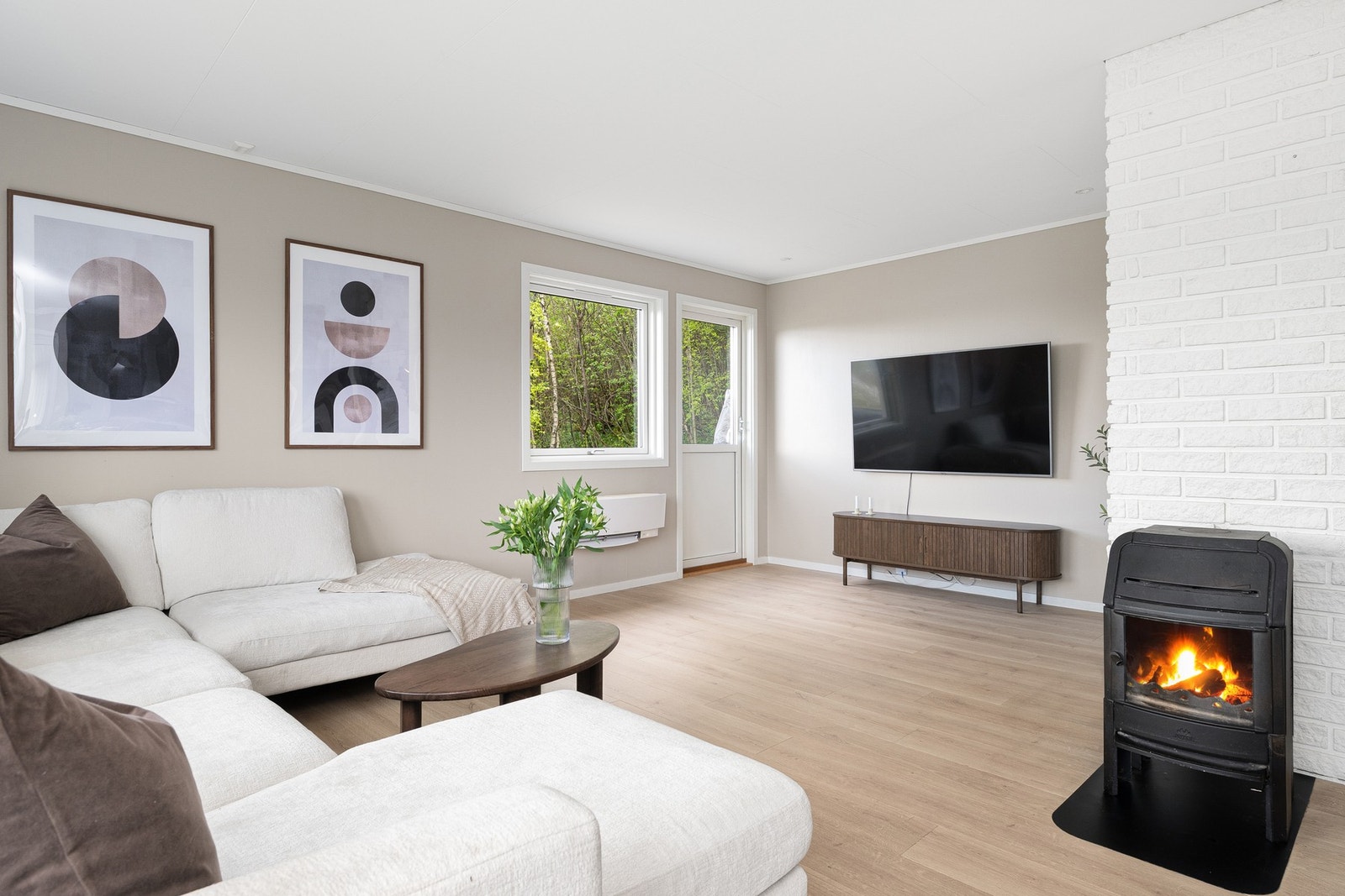 Fra stuen er det tilkomst til veranda. Stuen har varmepumpe fra 2016 og vedovn. Galleribilde