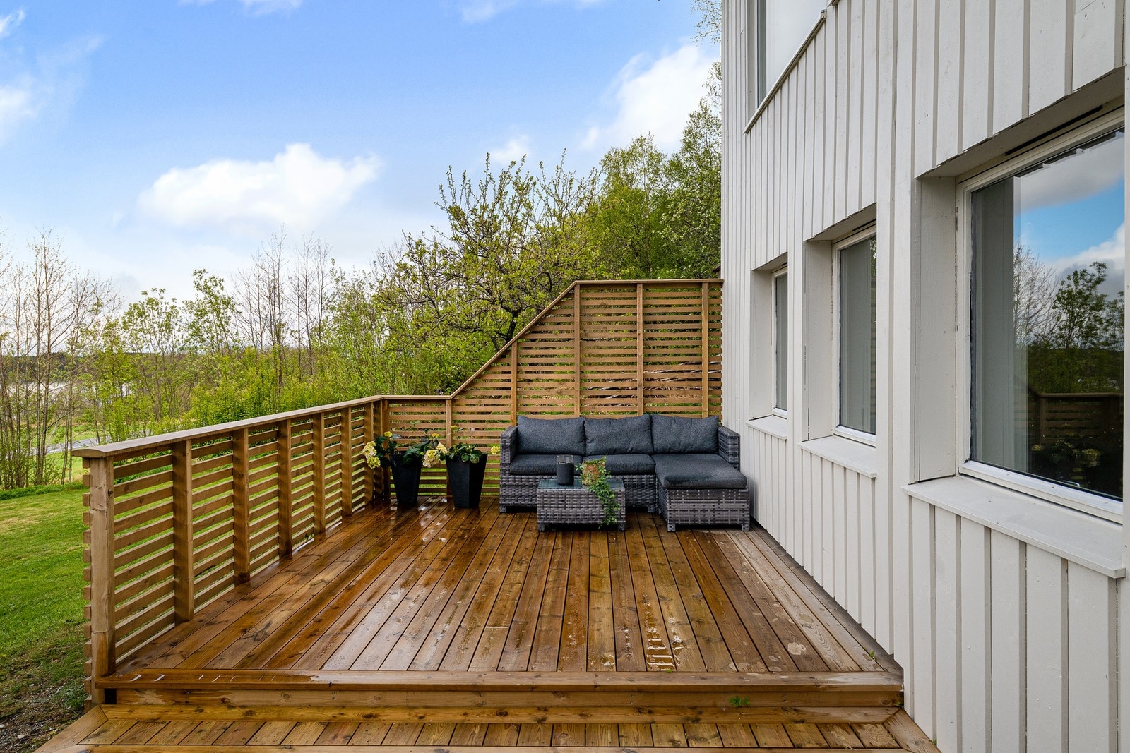 Etasjen har egen veranda på 22 m2. Galleribilde