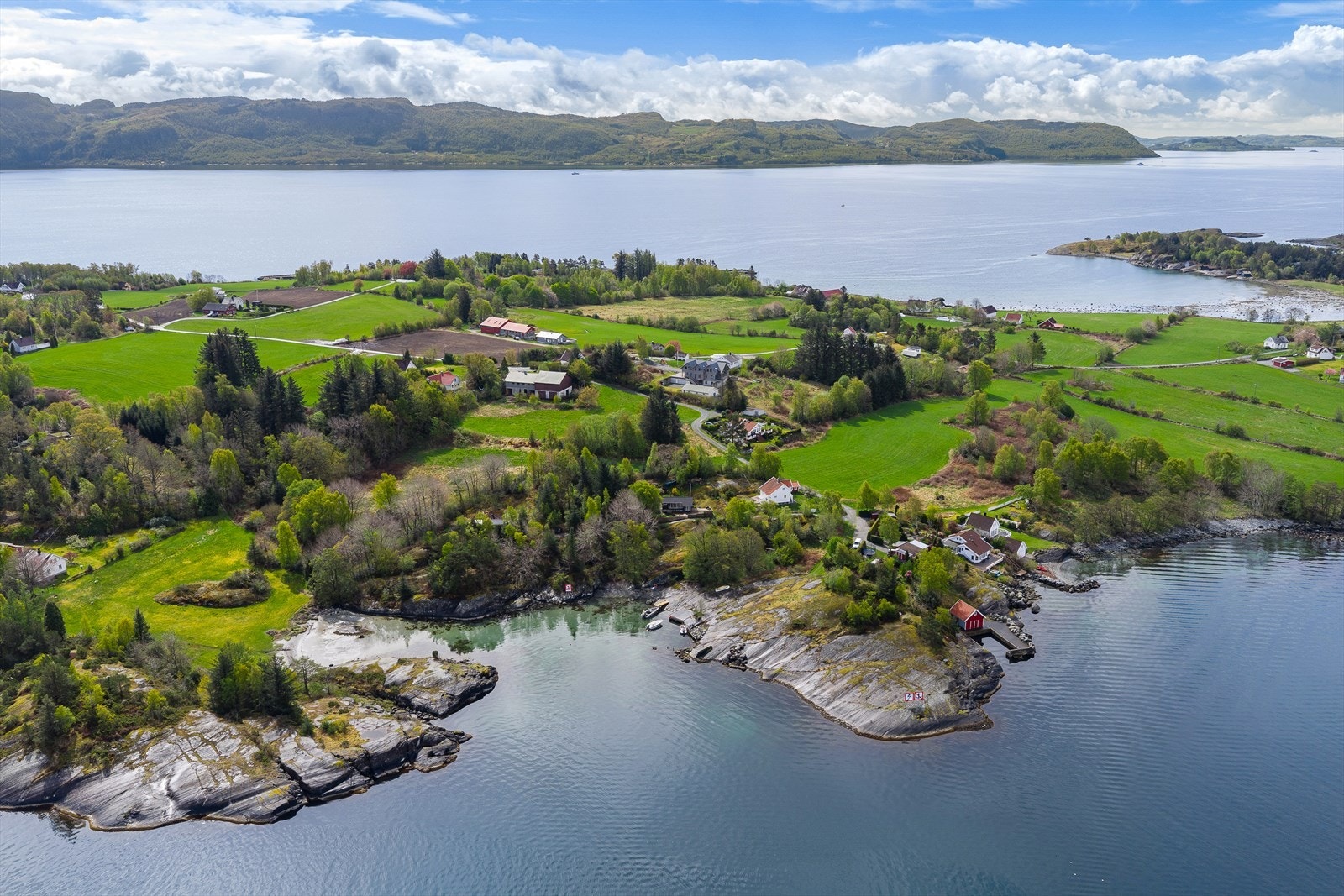 Tomten består av to bruksnummer, og strandeiendommen består av vakre svaberg, gode fiskemuligheter, sandstrand og båtplass med brygge. Galleribilde