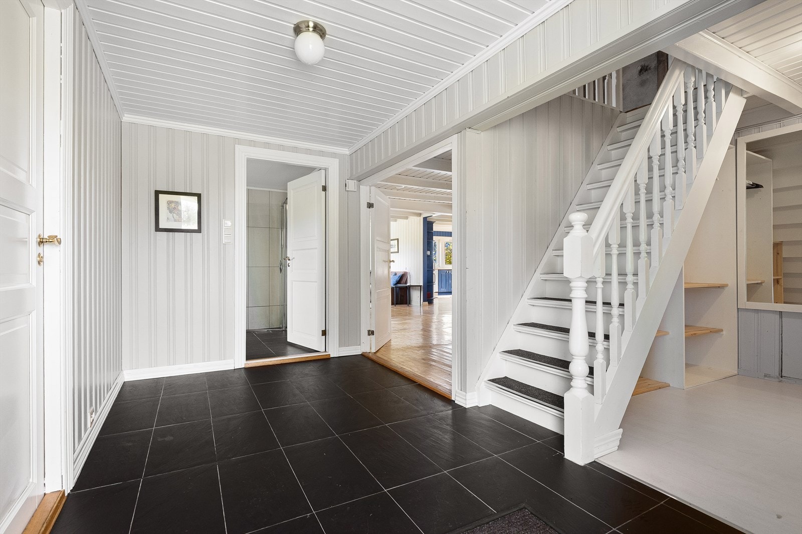 Lys og romslig entré / gang med plass til å henge fra seg. Galleribilde