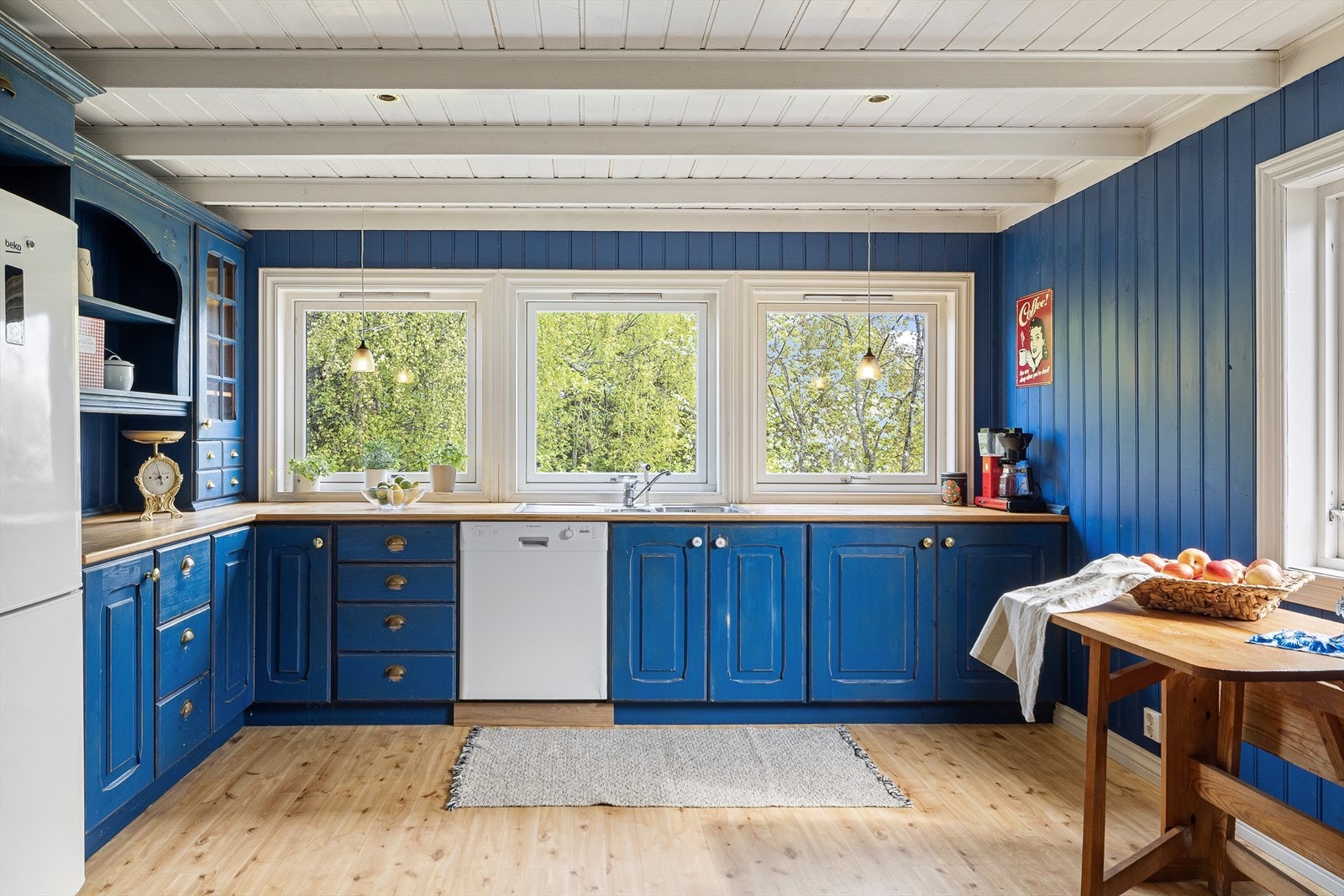 Kjøkkenet inneholder frittstående komfyr, oppvaskmaskin og kombiskap. Galleribilde