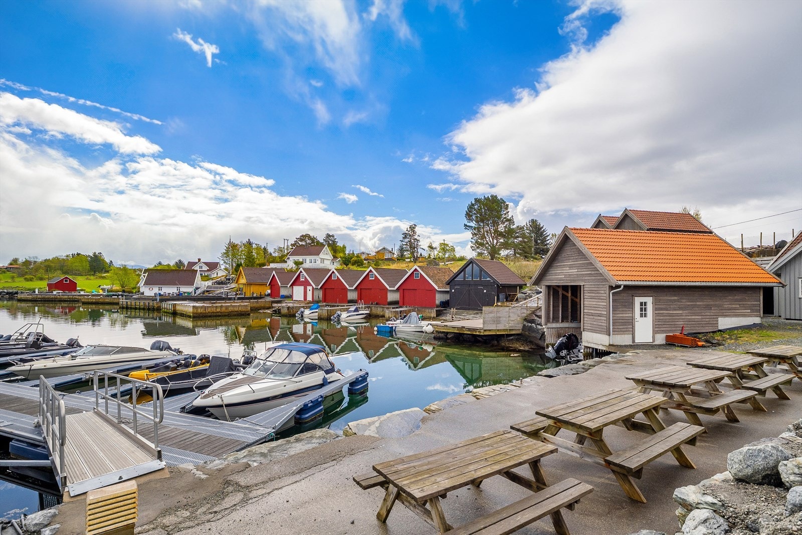 Kaien ligger kun et par minutter med bil eller ca. 15 minutters gange fra boligen. Galleribilde