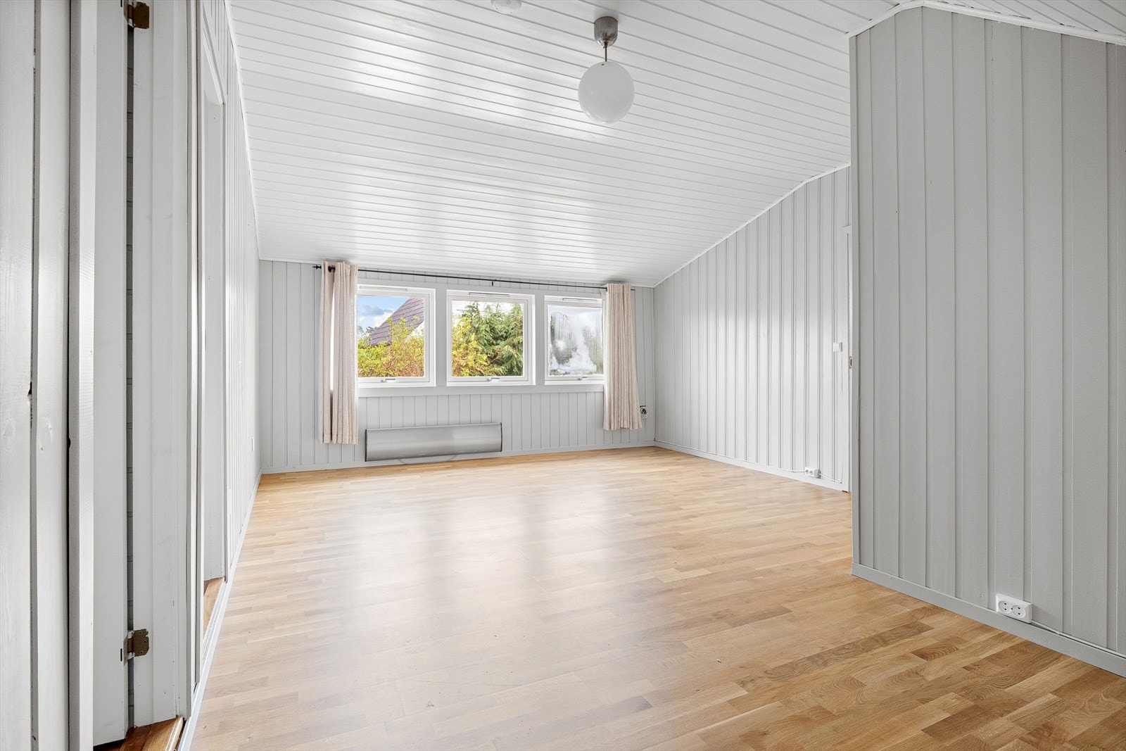 Loftstuen er også av romslig karakter og kan møbleres slik man ønsker. Galleribilde