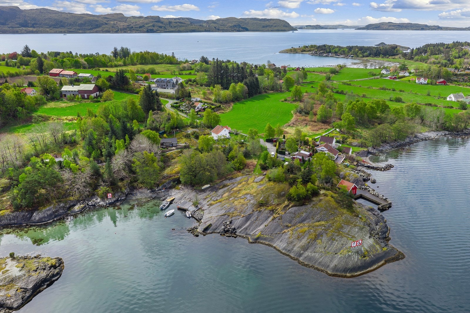 Stor og attraktiv tomt bestående av to bruksnummer, som til sammen utgjør ca. 12 000 kvm. Her får man et stort område ved sjøen, med egen strandlinje, brygge og flotte svaberg. Galleribilde