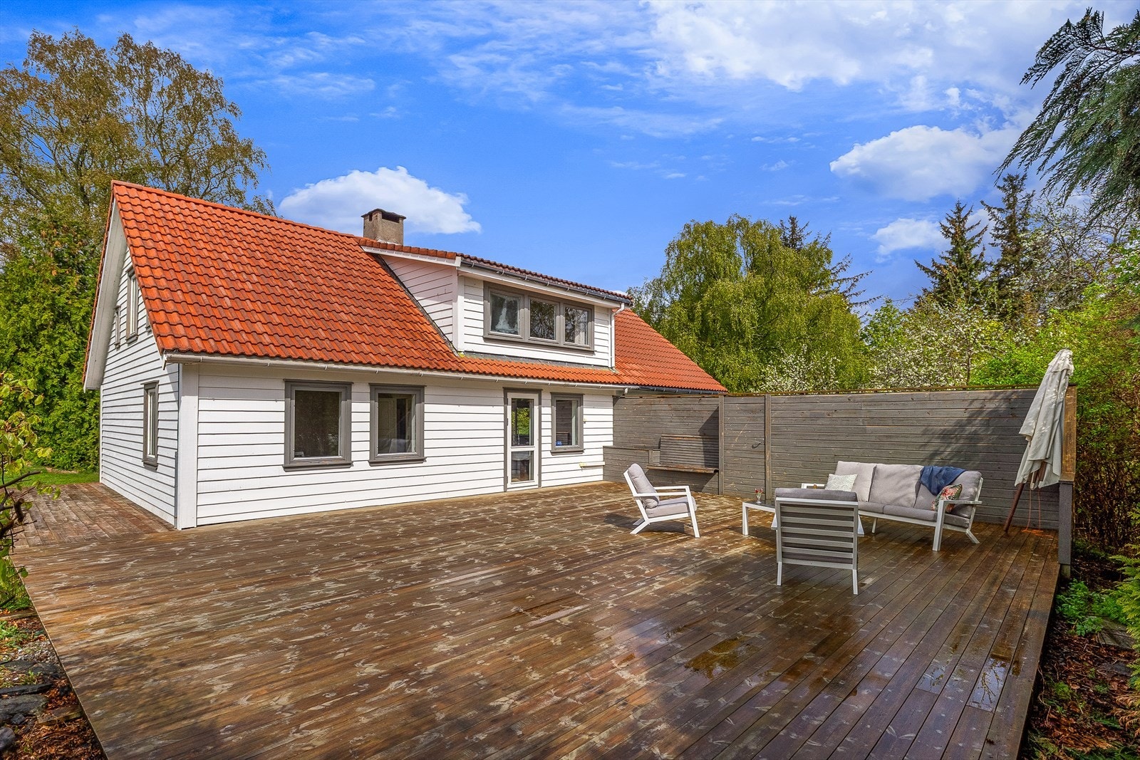 Herfra er det også utgang til en stor, herlig terrasse med god plass til utemøblement! Galleribilde