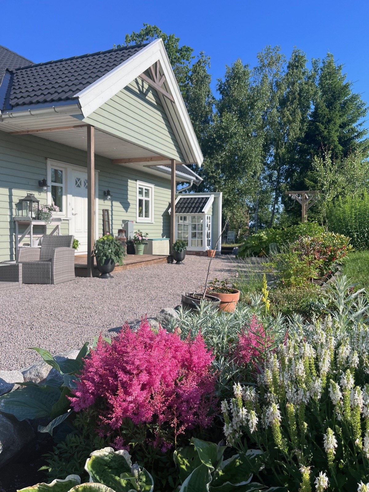 Huset i sommerprakt. Private bilder. Galleribilde