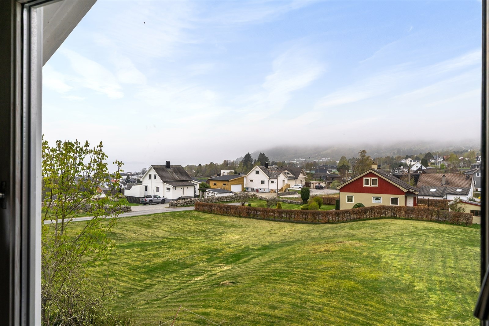 Fra boligen er det utsikt over et etablert og rolig boligområde. Galleribilde