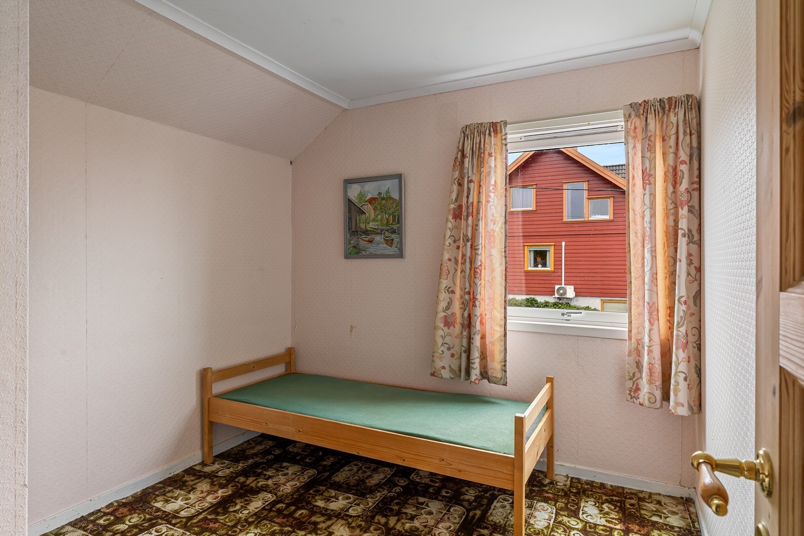 Et lyst rom som egner seg godt som barnerom eller kontor. Galleribilde