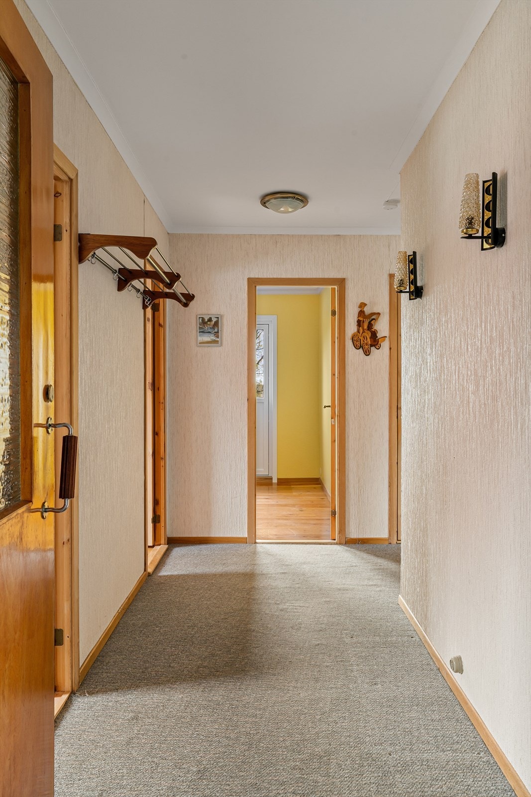 Gangen leder videre inn mot soverommene i hovedetasjen. Galleribilde