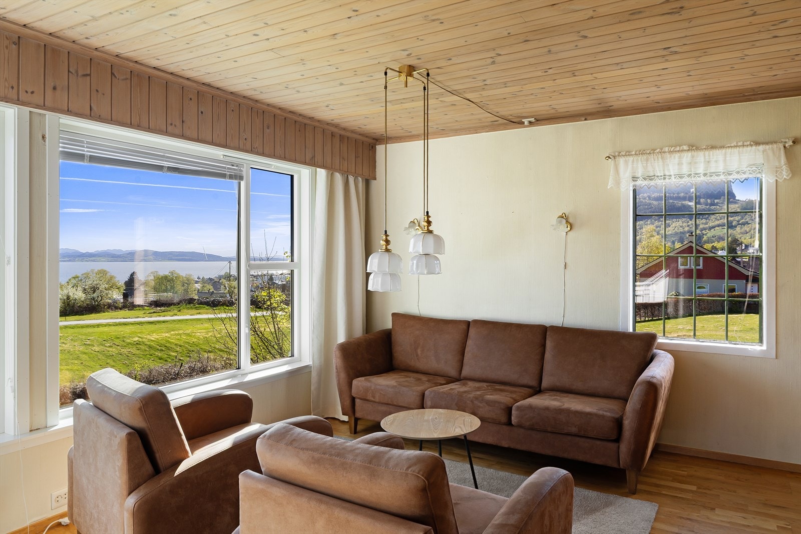 Nyt den flotte utsikten mot fjorden direkte fra sofakroken. Galleribilde