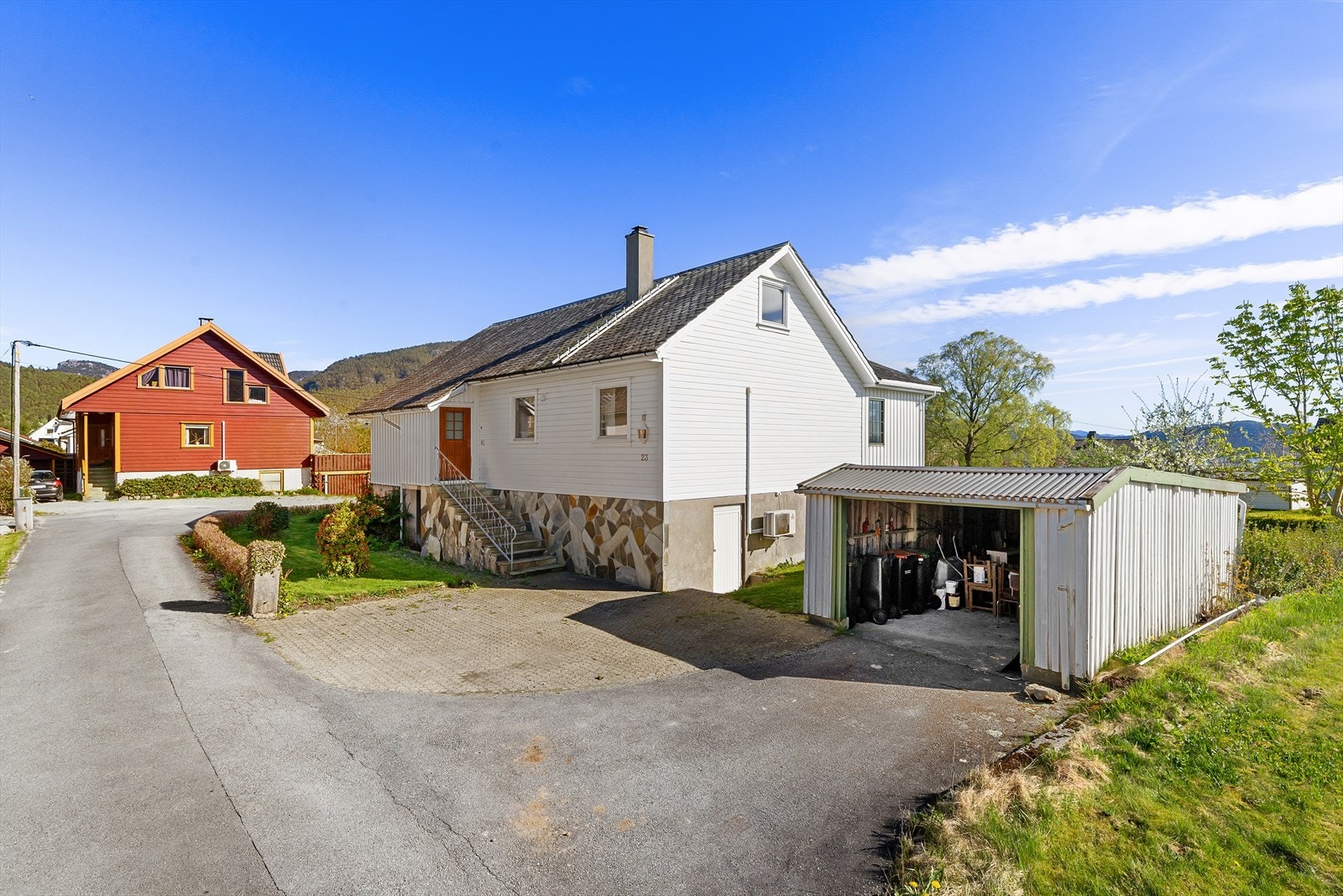 Enebolig med stor tomt i et etablert og barnevennlig boligområde. Her er det gode muligheter for å sette sitt eget preg. Galleribilde