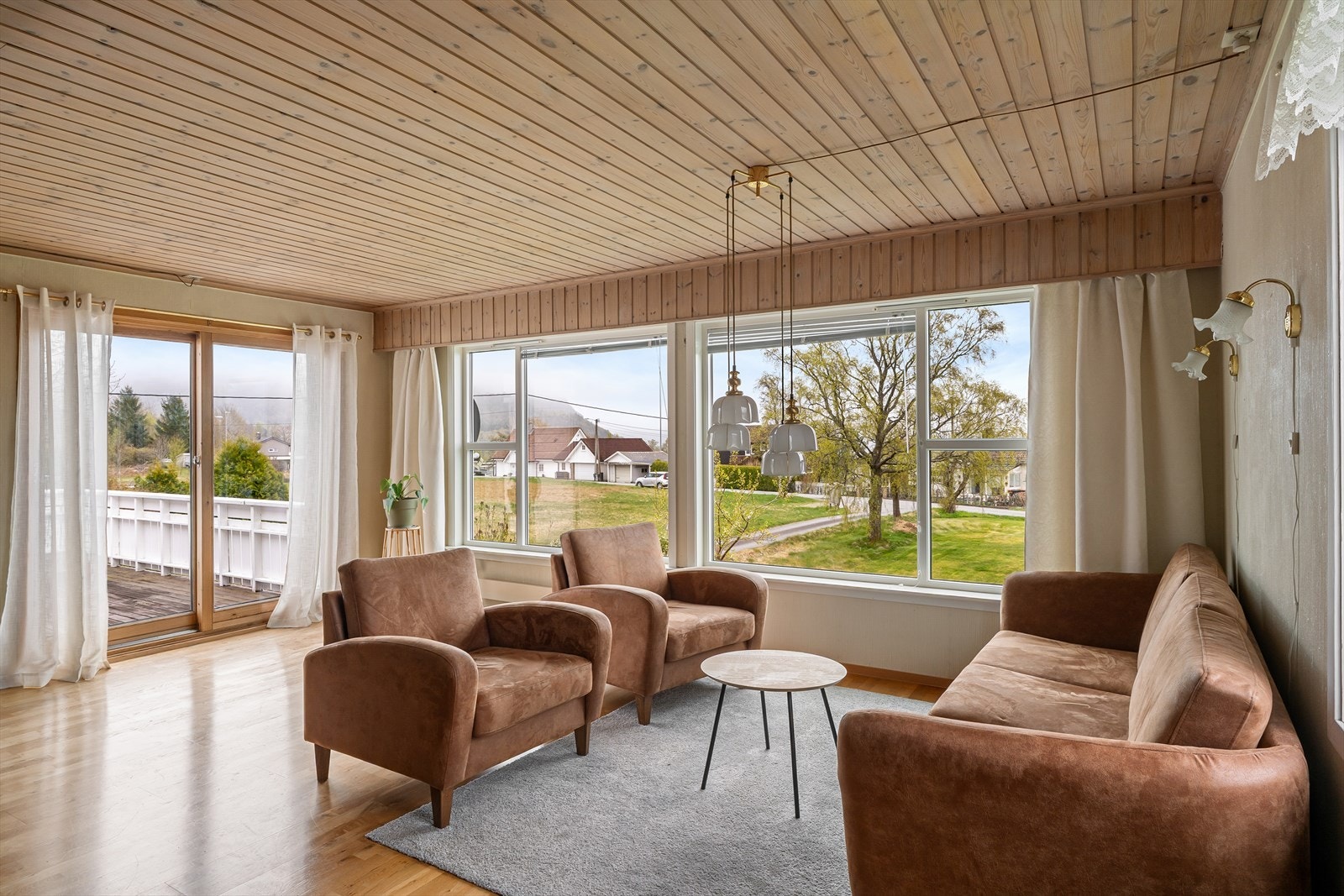 Store vindusflater gir rikelig med naturlig lys og utsikt mot sjøen og nærområdet. Galleribilde
