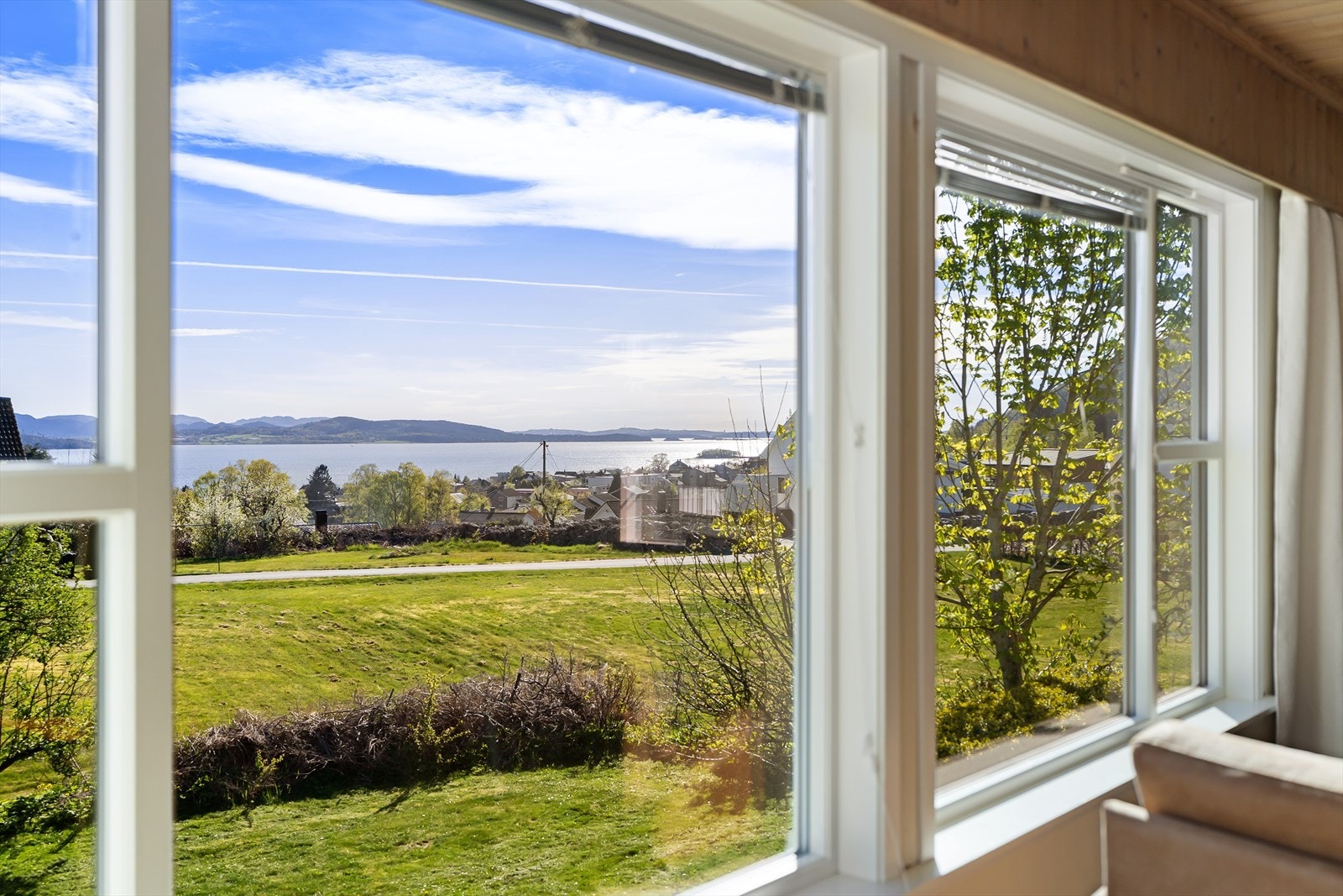 Nyt den flotte utsikten mot fjorden og landskapet rundt. Galleribilde