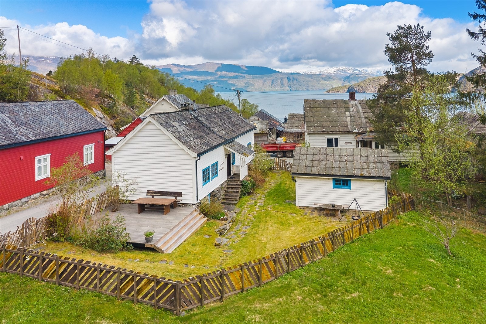 Velkommen til Gamle Sætveitvegen 86 i Jondal - Flott og velholdt laftet tømmerhus / Hardangerhus - Solrik og rolig beliggenhet - Sjelden mulighet for den rette kjøper! Galleribilde
