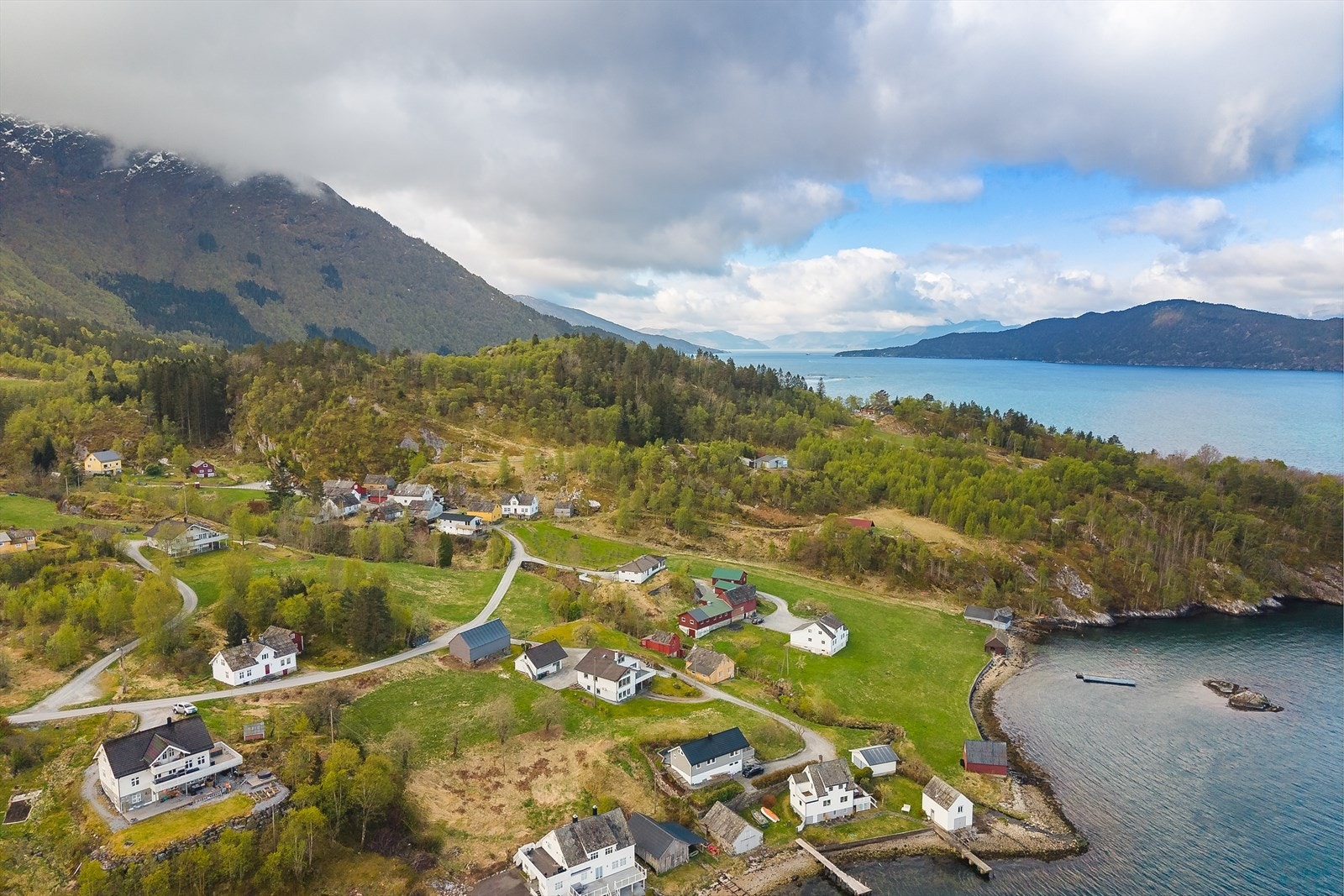 Rolig og fin beliggenhet, rett ved Hardangerfjorden Galleribilde