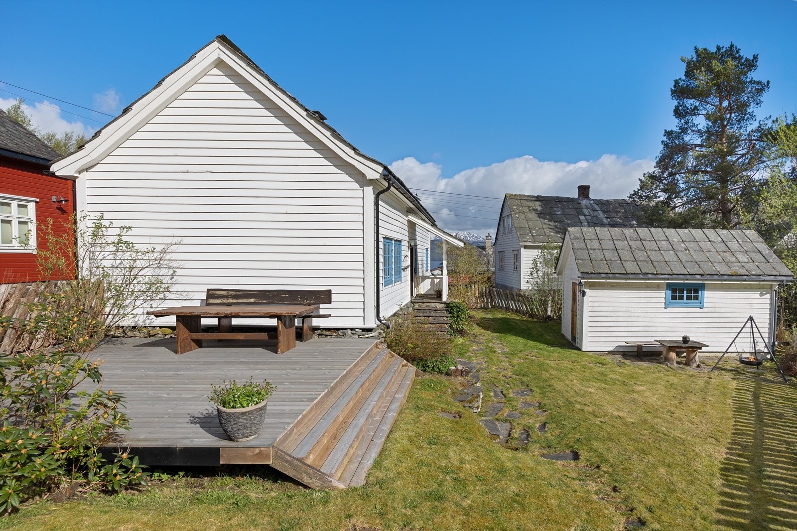 Solrik terrasse og fin hage - Separat anneks fra 1997 med toalett, baderom/dusj og badstu Galleribilde