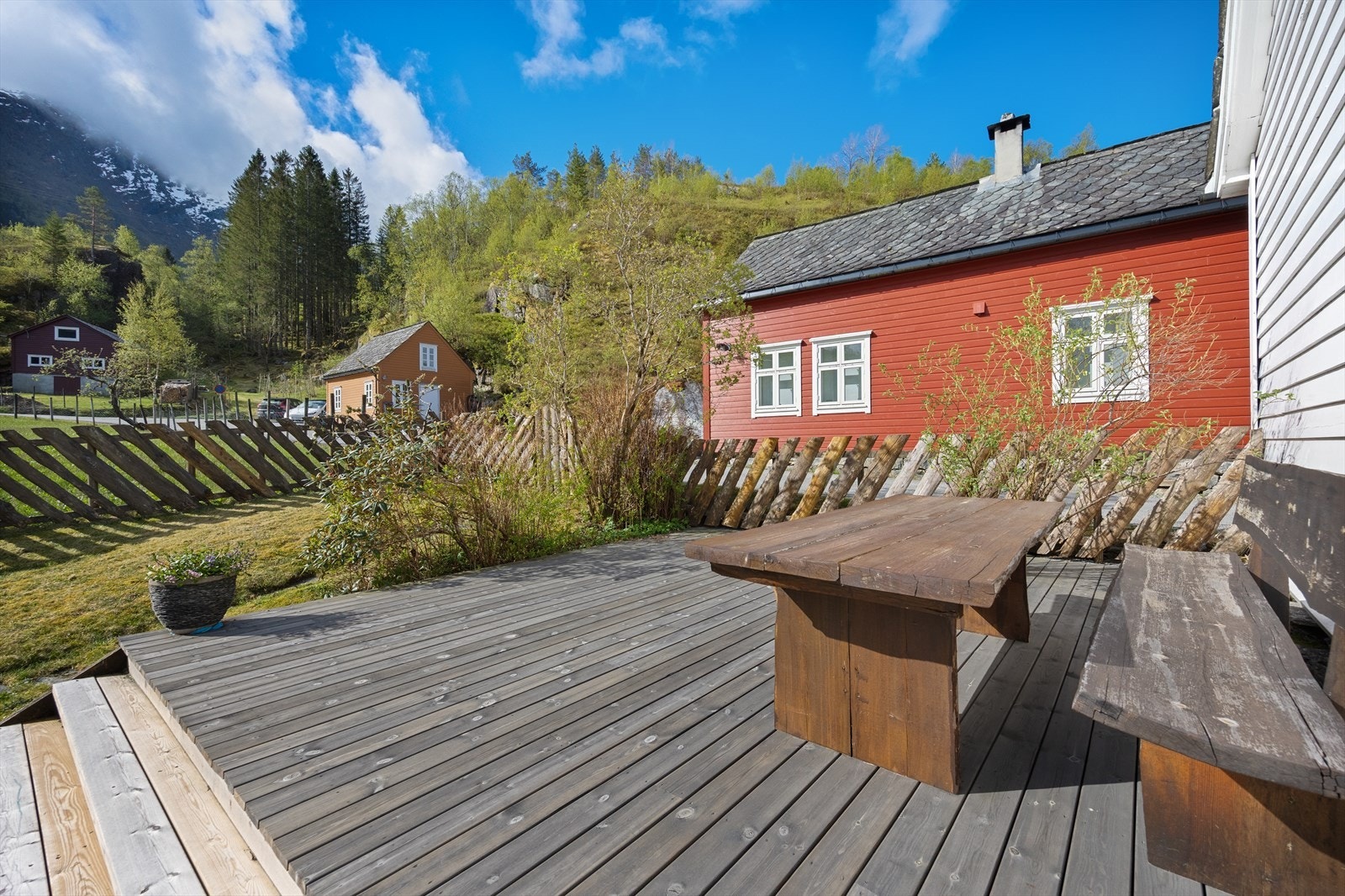 Sydvendt, solrik terrasse og hage Galleribilde